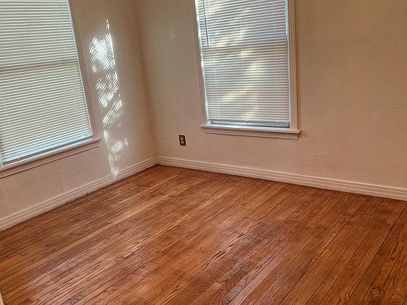 3rd image of 1703 Montrose Dr