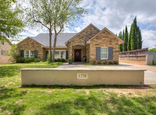 1228 Marlboro Ln, Nichols Hills, OK 73116