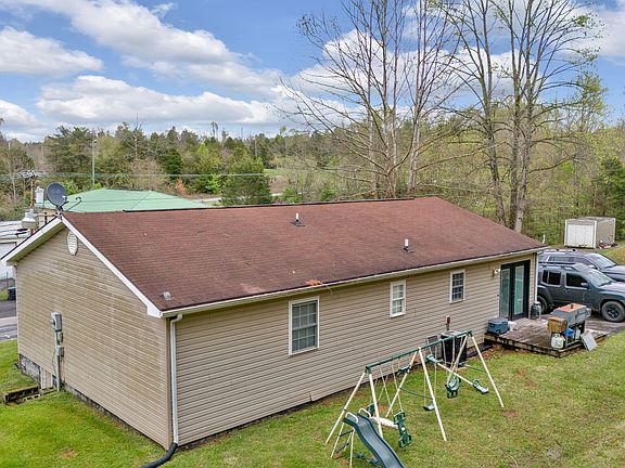 4th image of 150 Essex Dr