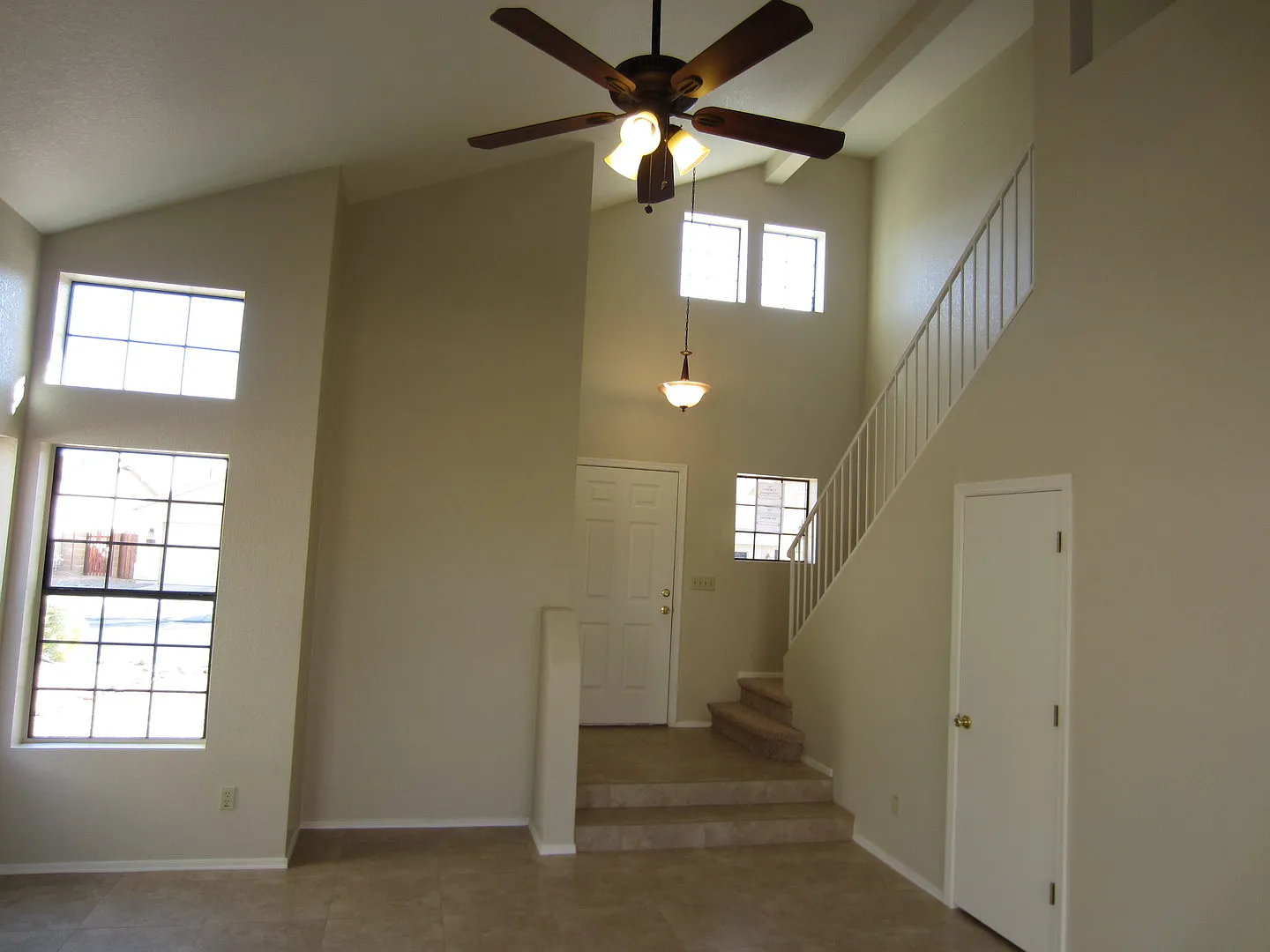 Comfortable & Convenient Nortwest 3 Bed. 3 Ba. Home — Photo 2