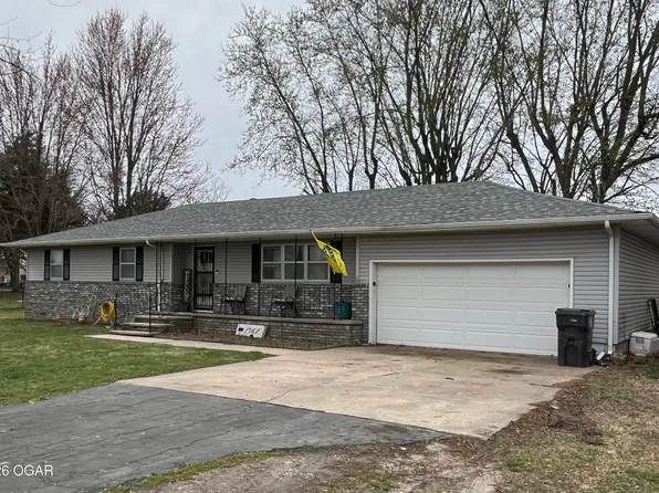 804 N 8th St, Chetopa, KS 67336