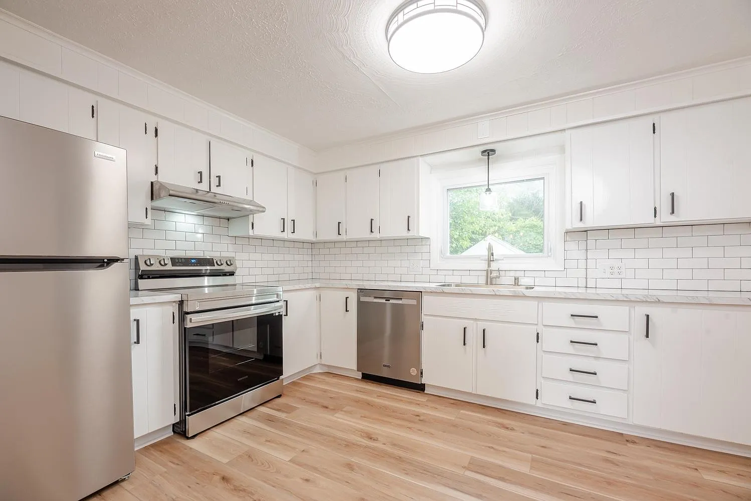 200 Cooper Rd — Photo 2