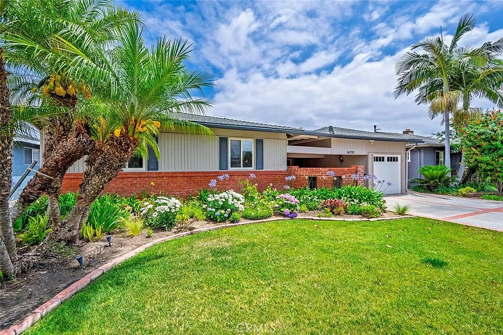 4 bed, 3.0 bath, 2397 sqft, $5,875 — Photo 3