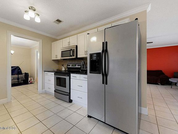 5th image of 2201 Sandalwood Dr