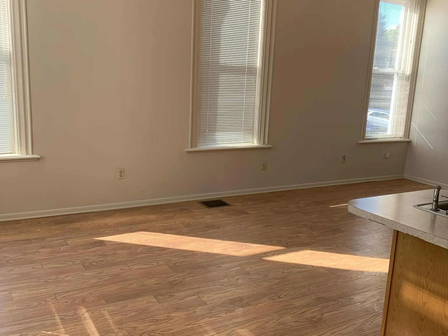 1 bed, 800 sqft, $1,200 — Photo 3