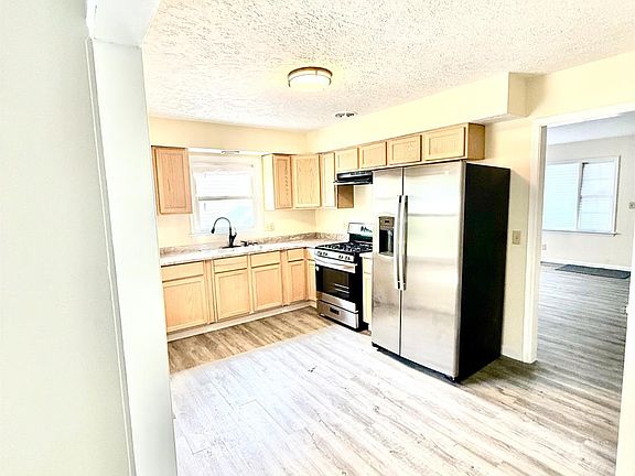 5th image of 1302 W Larchmont Dr