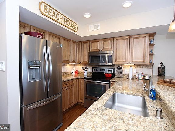 3rd image of 1000 N Bay Ave #18