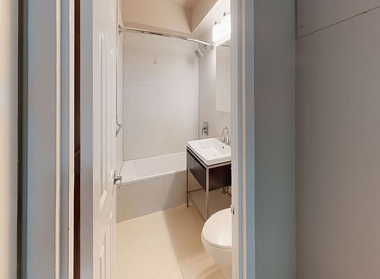 5th image of 310 Greenwich St #3109L