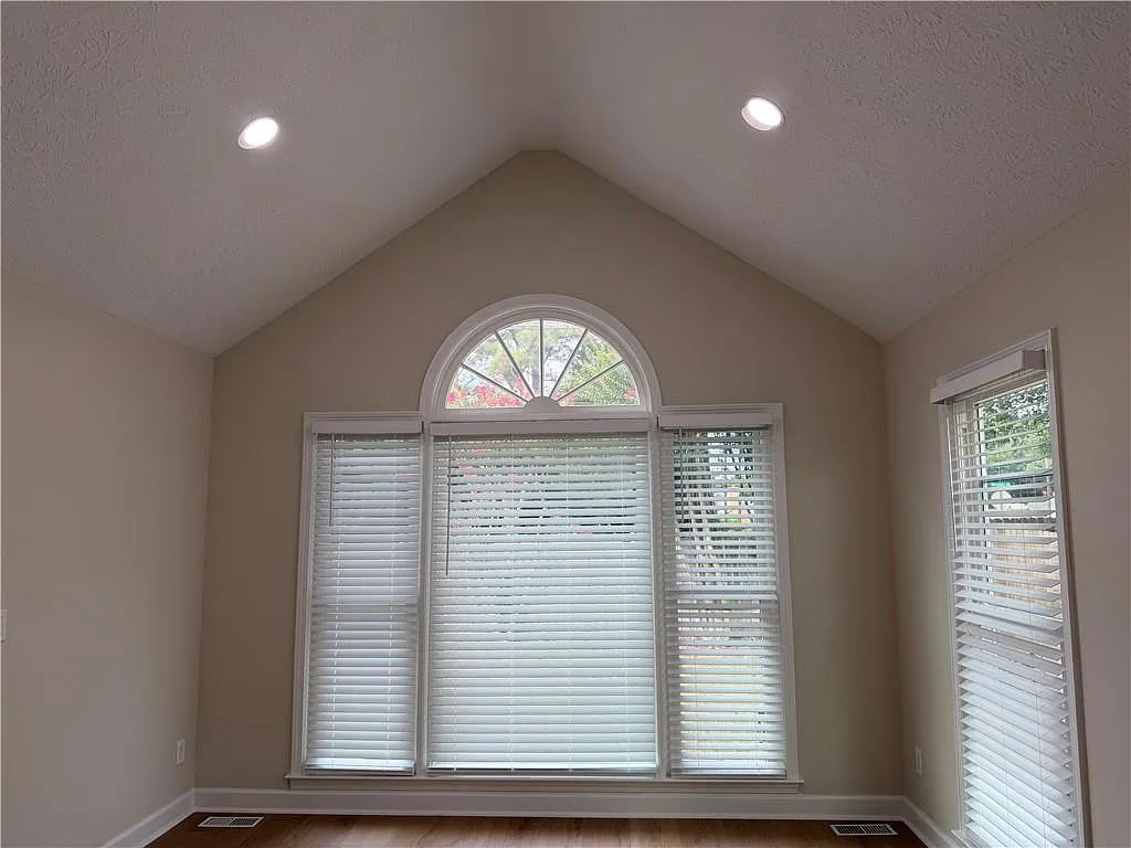 3 bed, 2.5 bath, 2559 sqft, $3,000 — Photo 1
