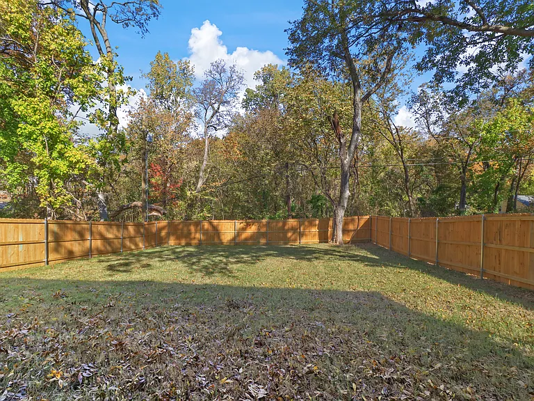 223 W Walker St — Photo 14