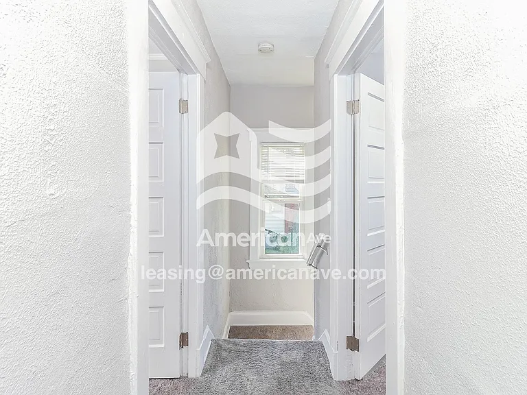 1325449_015_wm_-_hallway_13154538.jpg