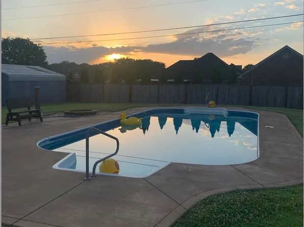 121 Emily Dr, Muscle Shoals, AL 35661