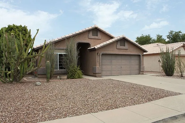740 W Baylor Ln — Photo 2