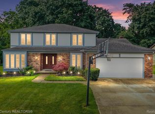 62 Pineview Dr, Troy, MI 48085