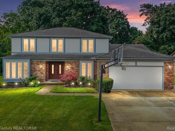 62 Pineview Dr, Troy, MI 48085