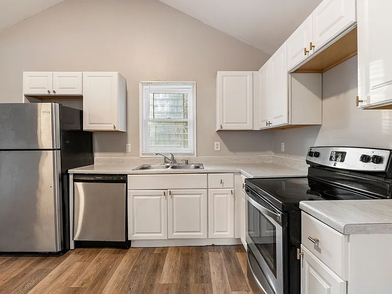 1137 White Oak Ave SW — Photo 1