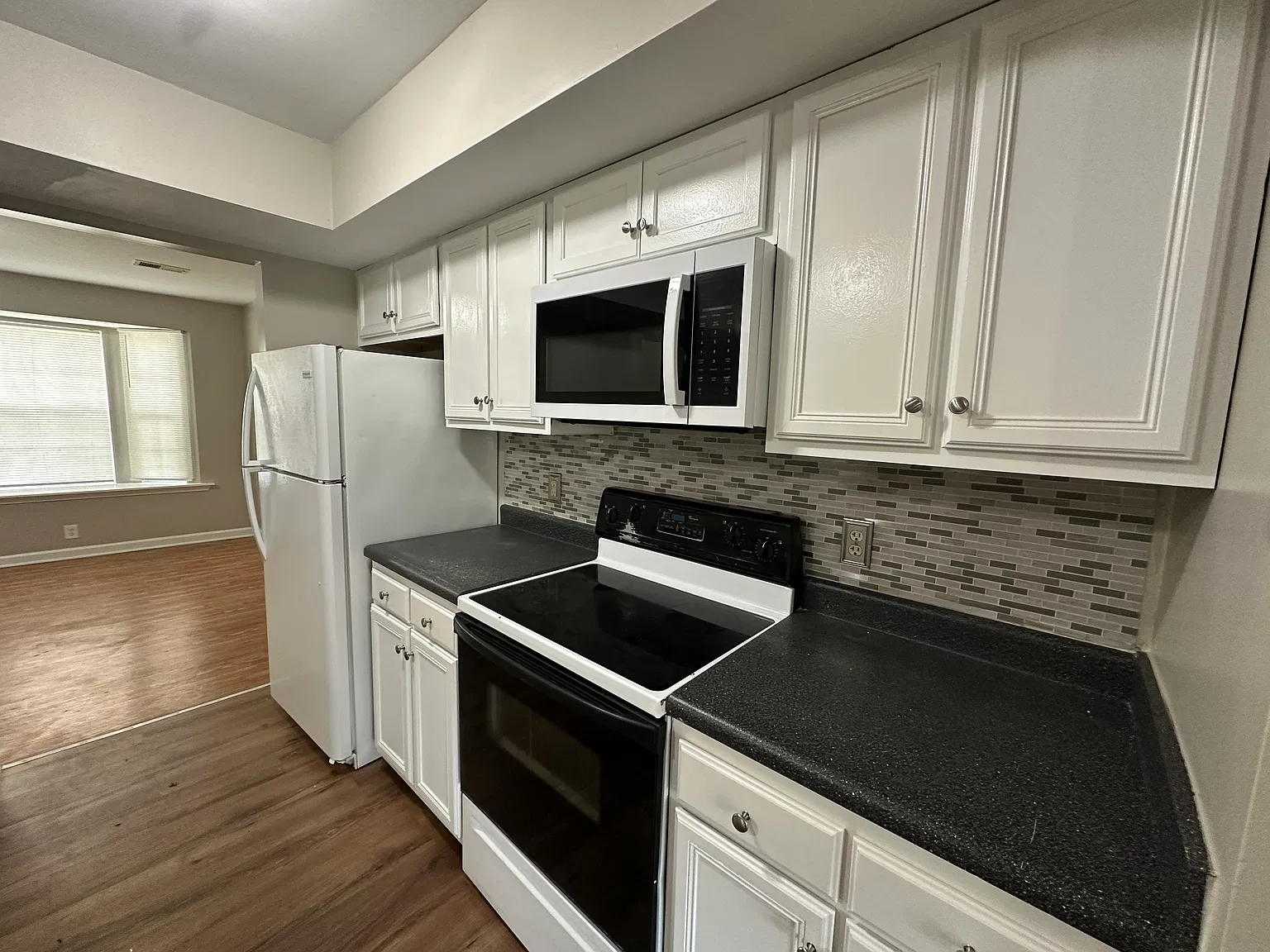 3 bed, 2.5 bath, 1607 sqft, $1,700 — Photo 4