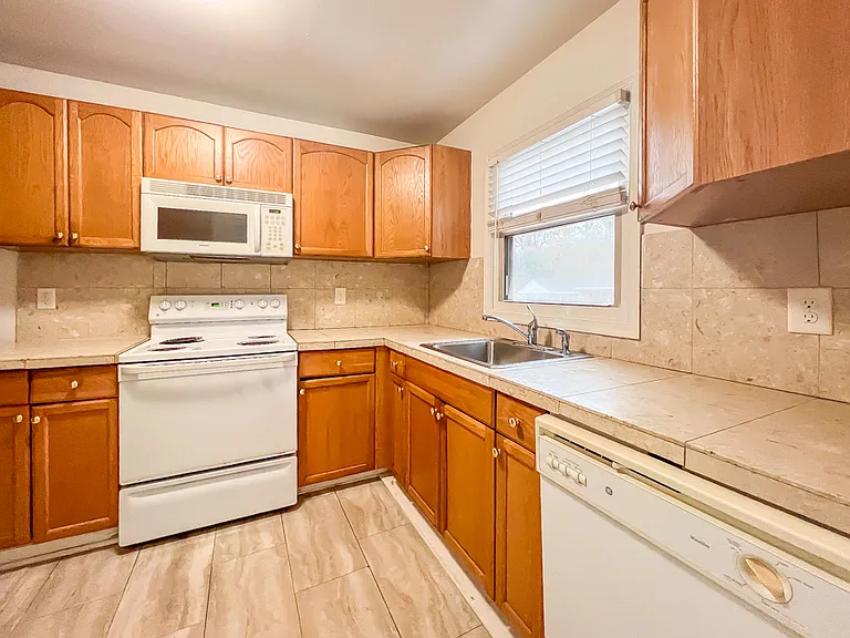 18 Fox Hill Dr — Photo 11
