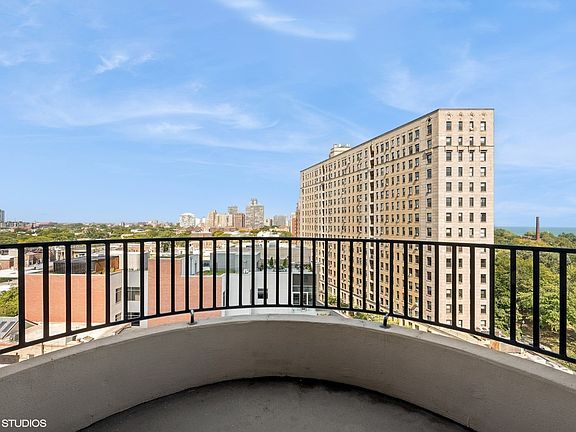 5th image of 2020 N Lincoln Park W APT 10C