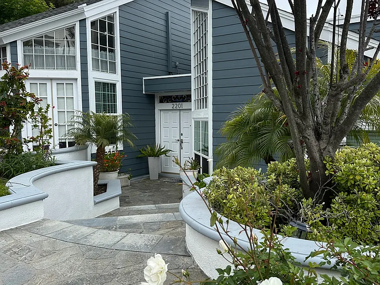 2201 Hillview Dr — Photo 3