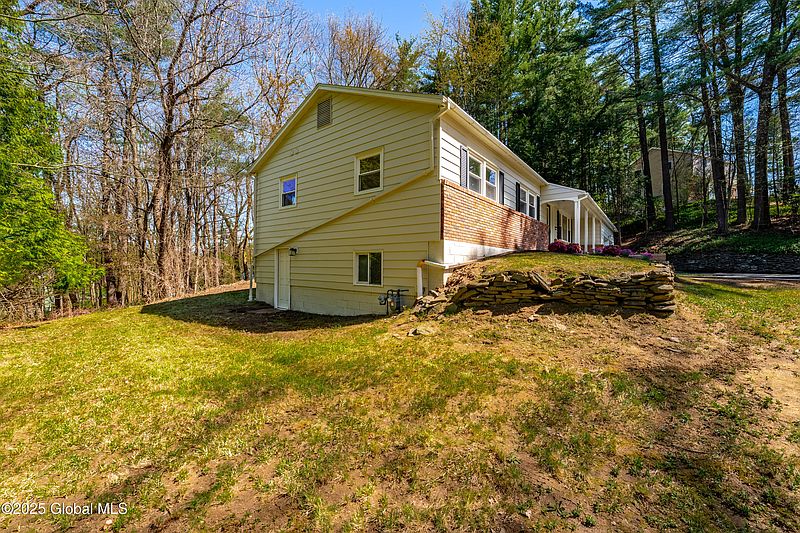 4th image of 8 N Hill Drive