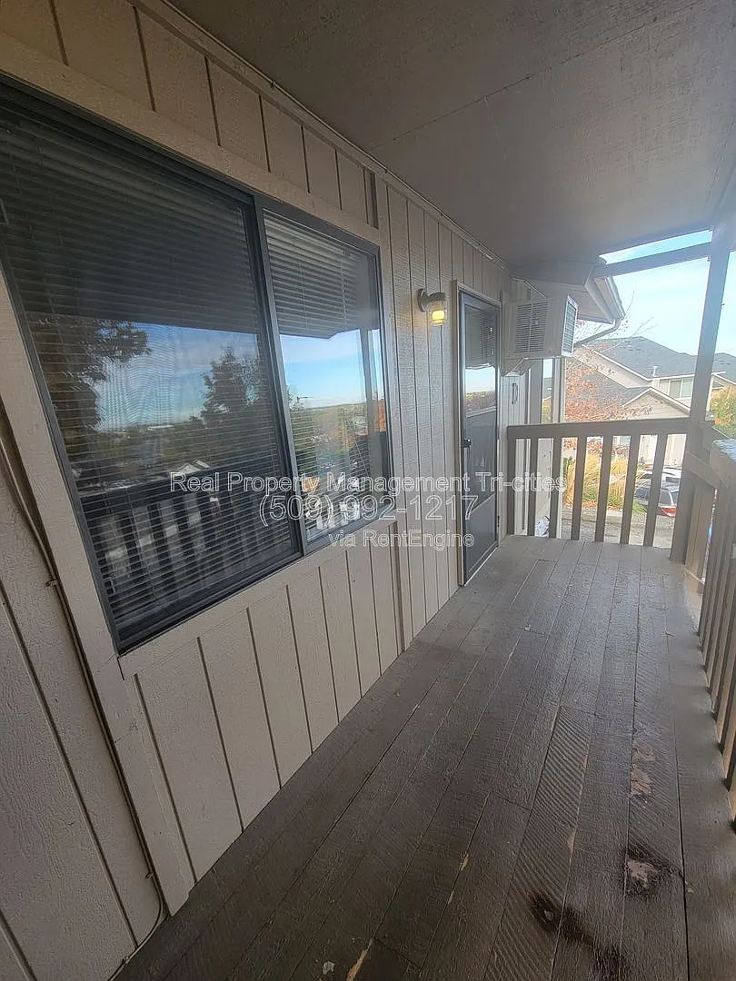 2 bed, 1.0 bath, 870 sqft, $1,195 — Photo 2