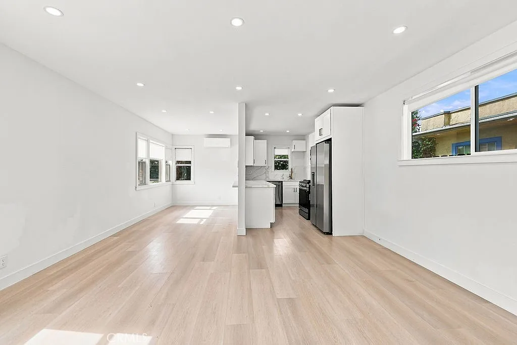 2 bed, 1096 sqft, $3,400 — Photo 3