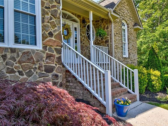 5th image of 135 Stratford Pl