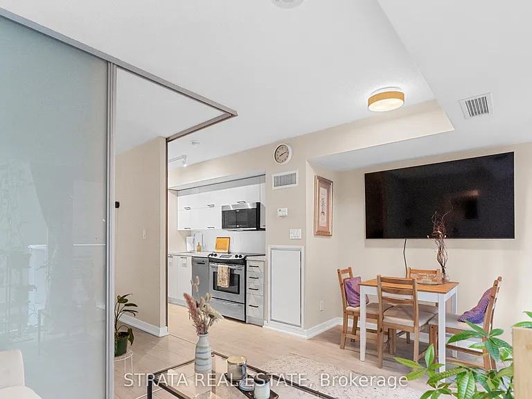 126 Simcoe St #402 — Photo 9