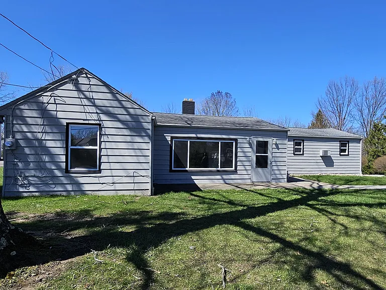 4660 Darrow Rd — Photo 1