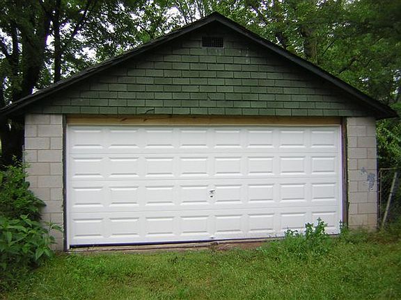 Garage with Nice Pull up door from Alley