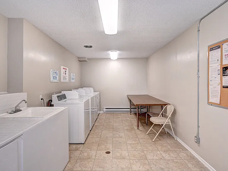 270 Waterloo Ave — Photo 20