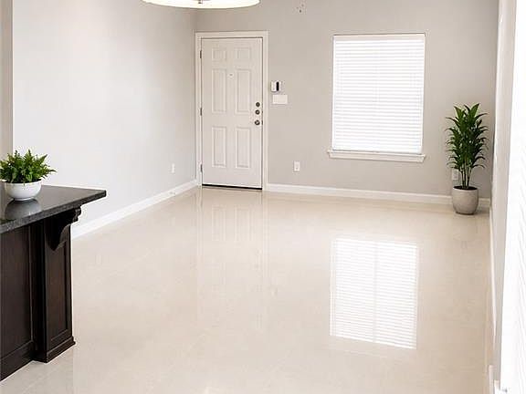 4th image of 905 E La Cantera Ave