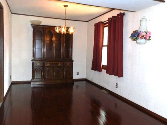 5th image of 113 Queensbury Pl NE