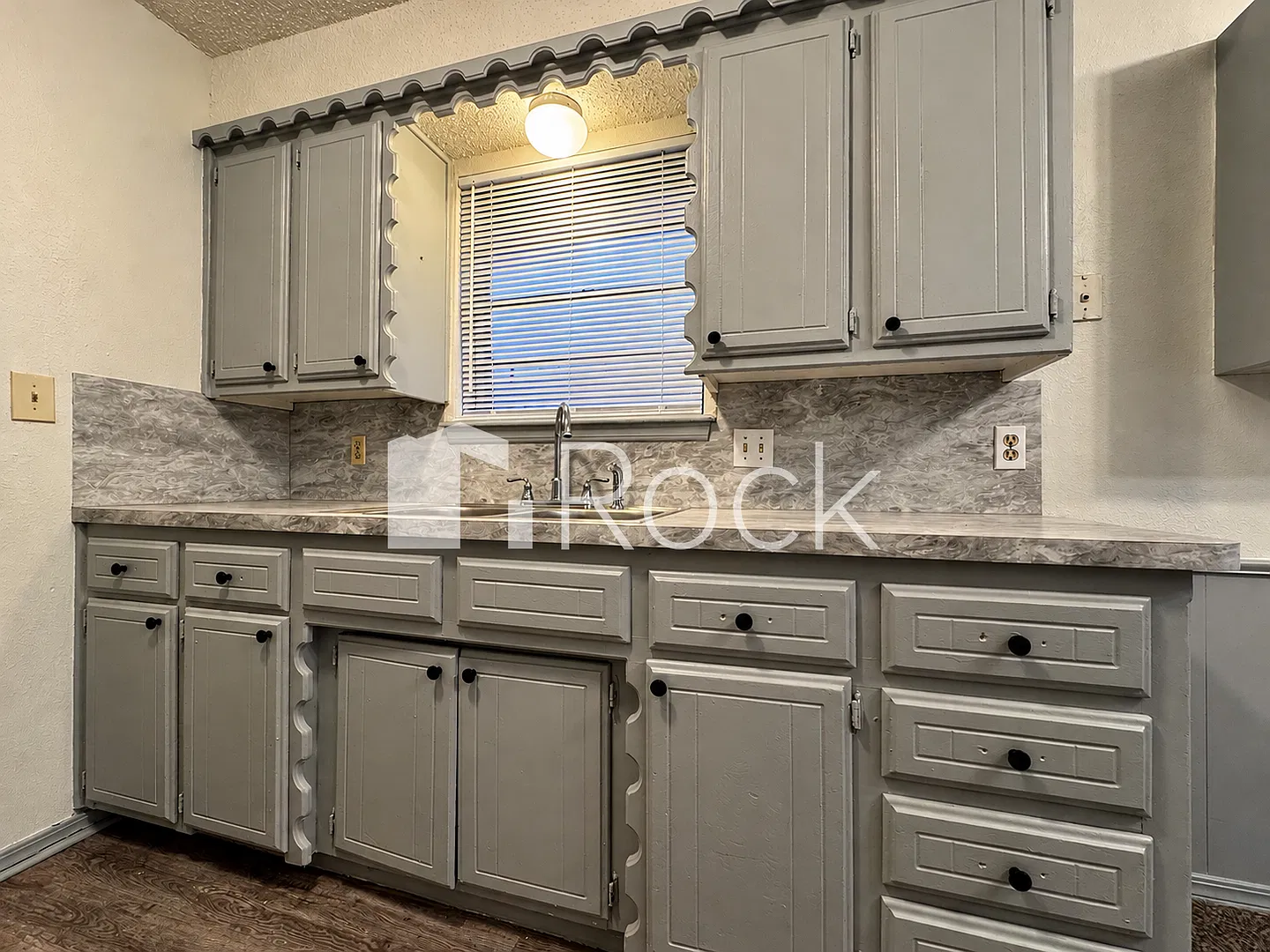 3 Bedroom in a Great Central Location! — Photo 2