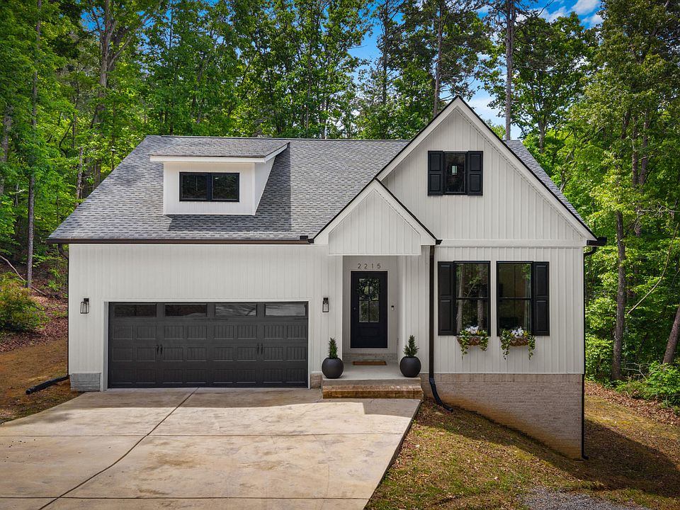 1st image of 2215 Saunders Rd