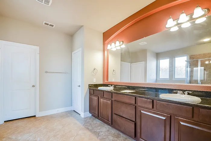 604 Kinghaven Dr — Photo 9