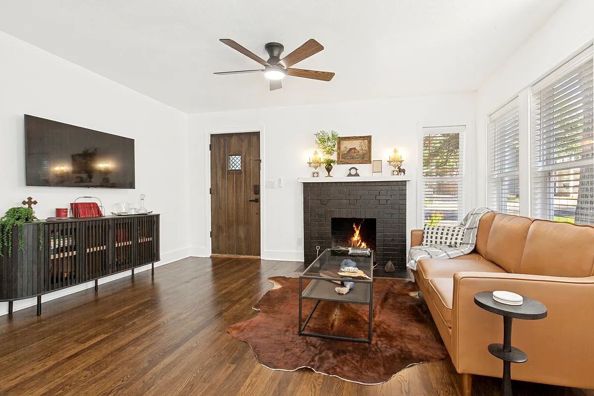 Living Room w/ refinished hardwood floors - 6036 Victor St #6036
