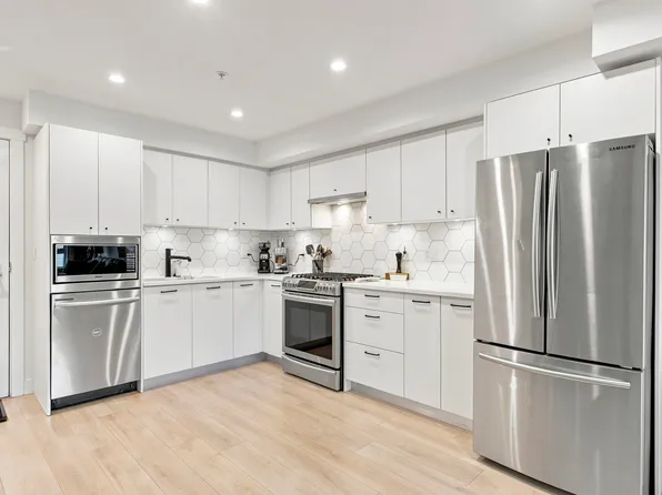 1519 Crown St #305, North Vancouver, BC V7J 1G6