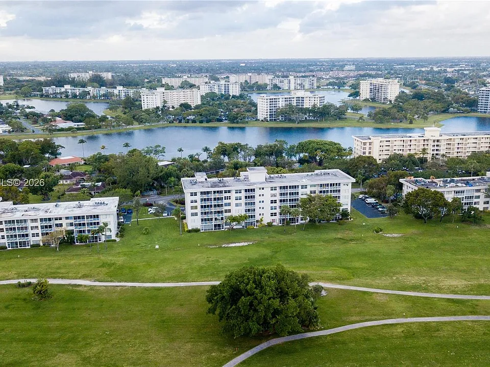 2850 N Palm Aire Dr #404