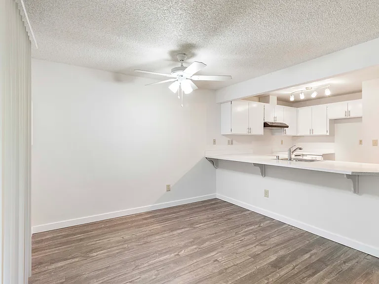 D Place Apartments — Photo 16