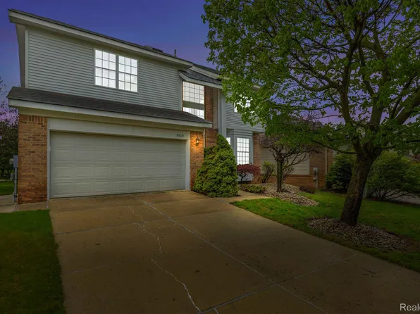 4828 Carrington Dr, Rochester, MI 48306