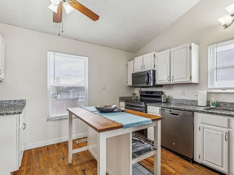3270 Gurtis Dr — Photo 20