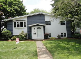8 Stuart Rd, Peabody, MA 01960
