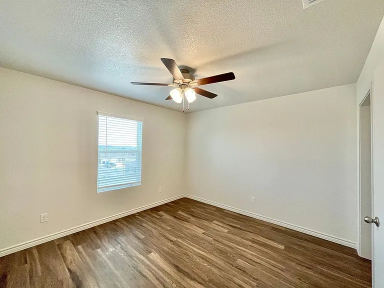 1708 Castroville Trl — Photo 41