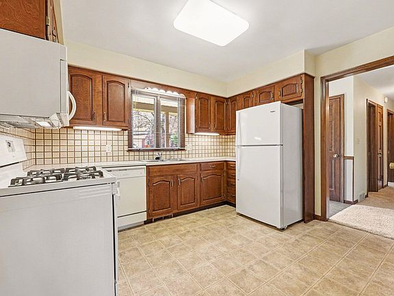 2nd image of 3135 Wildridge Dr NE