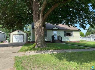 701 S Walnut St, Freeman, SD 57029