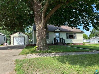701 S Walnut St, Freeman, SD, 57029