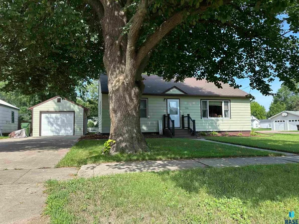 701 S Walnut St, Freeman, SD 57029