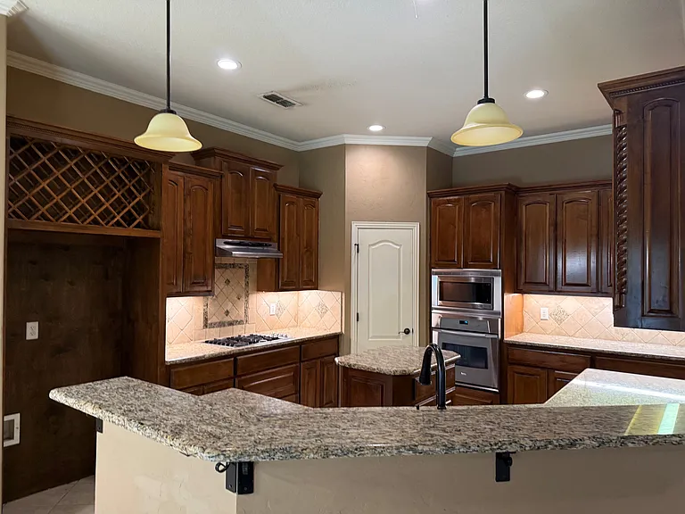 2207 Canterbury Dr — Photo 12